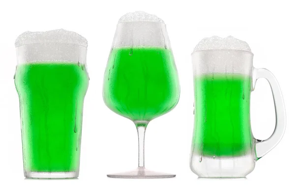 Conjunto de cerveja verde fresca em diferentes canecas com espuma de bolha isolada em branco. — Fotografia de Stock