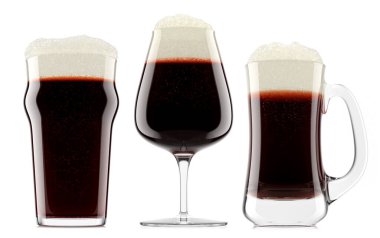 Farklı kupalarda taze bira seti beyaz arka planda izole edilmiş köpüklü. Tatillerde alkol kullanımı, Ekim Festivali ya da Aziz Patrick Günü