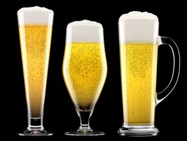 Farklı kupalarda taze bira seti ve siyah köpüklü..