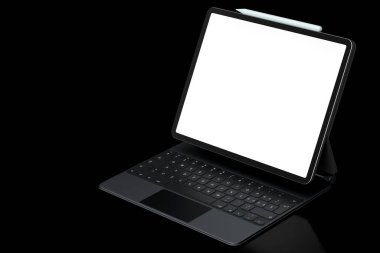 Klavye ve boş ekran içeren bilgisayar tableti siyah arkaplanda izole edildi.