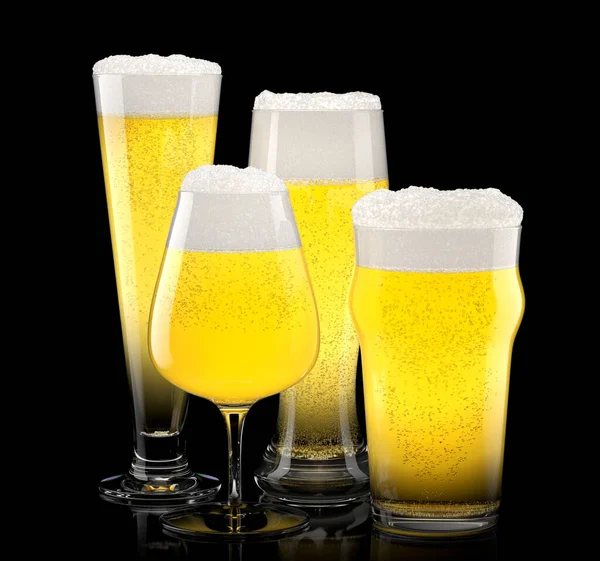 Set de vasos de cerveza ligera fresca con espuma de burbuja aislada sobre fondo negro. — Foto de Stock