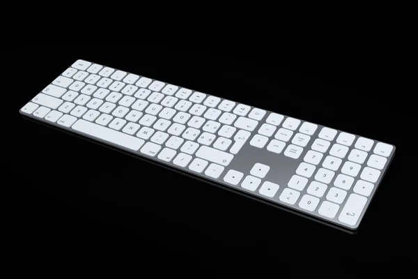 Clavier moderne en aluminium isolé sur fond noir. — Photo