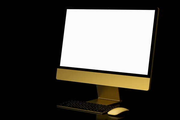 노란색 컴퓨터 화면에는 키보드와 마우스가 배경에 분리되어 스튜디오 공간에 모니터 — 스톡 사진