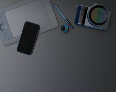 Tasarımcı çalışma alanı ve bilgisayar, tablet, telefon ve kulaklık gibi cihazların üst görüntüsü siyah arkaplanda. Çizim, çizim ve illüstratör veya fotoğraf araçları için aksesuarların 3d görüntülenmesi
