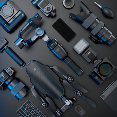 Tasarımcı çalışma alanının ve var olmayan DSLR kamera, cep telefonu, dron ve siyah arkaplanda selfie çubuğundaki aksiyon kamerası gibi teçhizatların üst görüntüsü. Canlı yayın için 3D aksesuar hazırlama