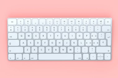 Modern alüminyum klavye pembe arka planda izole edilmiş. Ev ofisi ve çalışma alanı için 3B ekipman hazırlama