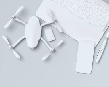 Tek renkli tasarım çalışma alanının üst görüntüsü ve laptop, tablet, drone, siyah masa arkaplanındaki lens kalem ve cep telefonu gibi teçhizatlar. Çizim ve fotoğrafçılık aracı için 3d aksesuar kırmızısı