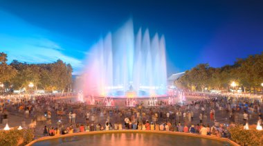 Barcelona'da magic fountain gece manzarası