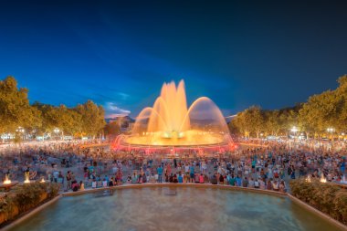 Barcelona'da magic fountain gece manzarası