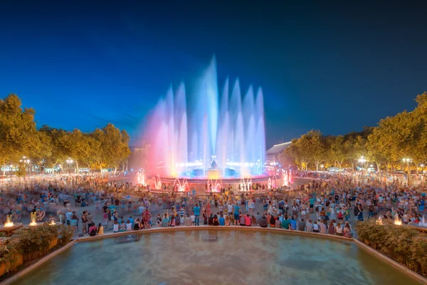 Nacht uitzicht op magische fontein in barcelona — Stockfoto