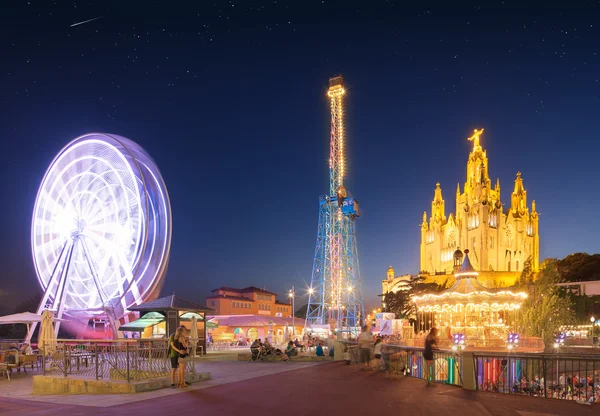 Vidámpark és a Tibidabo templom — Stock Fotó