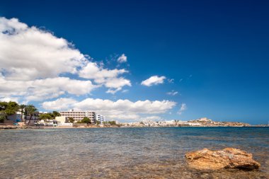 Mavi gökyüzü ile Ibiza Adası cennet plaj