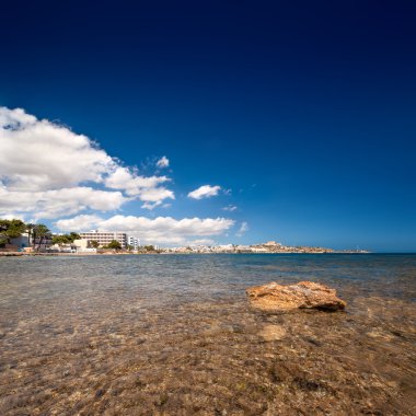 Mavi gökyüzü ile Ibiza Adası cennet plaj