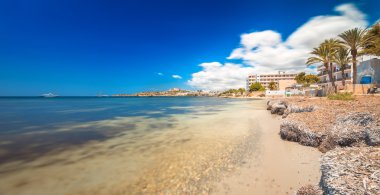 Mavi gökyüzü ile Ibiza Adası cennet plaj