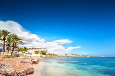 Mavi gökyüzü ile Ibiza Adası cennet plaj