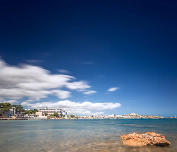 Playa paradisíaca en Ibiza isla con cielo azul — Foto de Stock