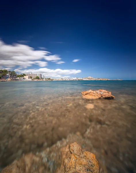 Playa paradisíaca en Ibiza isla con cielo azul — Foto de Stock