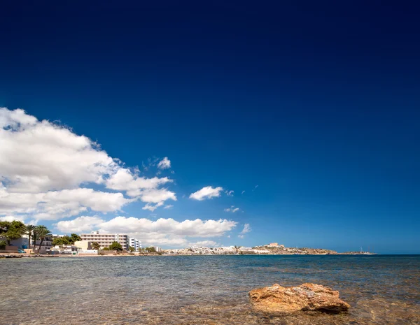 Playa paradisíaca en Ibiza isla con cielo azul — Foto de Stock