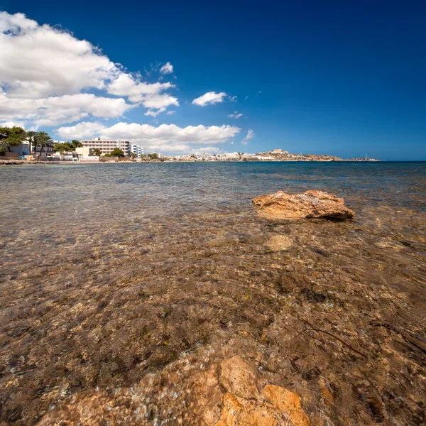 Playa paradisíaca en Ibiza isla con cielo azul — Foto de Stock