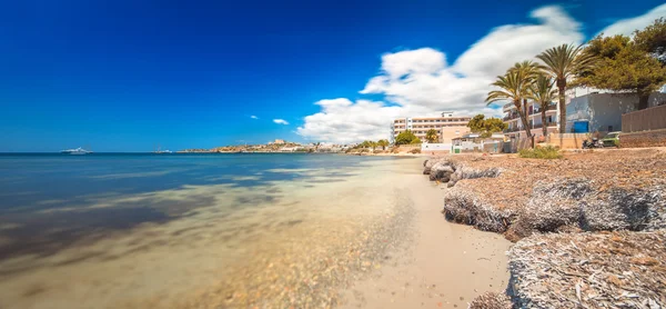 Paradise praia na ilha de Ibiza com céu azul — Fotografia de Stock
