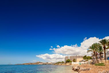 Mavi gökyüzü ile Ibiza Adası cennet plaj