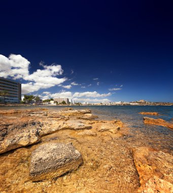 Mavi gökyüzü ile Ibiza Adası cennet plaj