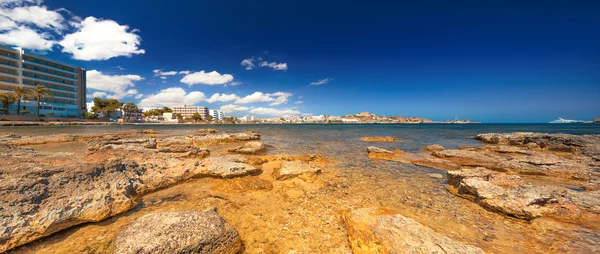 Playa paradisíaca en Ibiza isla con cielo azul — Foto de Stock