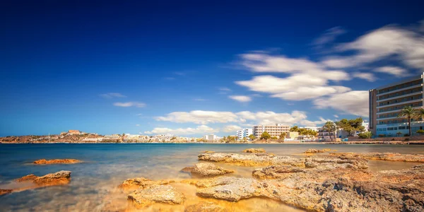 Пляжу рай на острові Ібіца з Синє небо — стокове фото