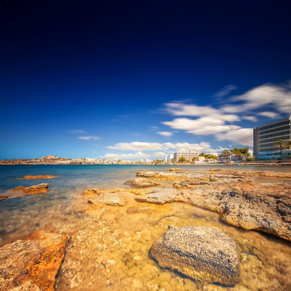 Paradise praia na ilha de Ibiza com céu azul — Fotografia de Stock