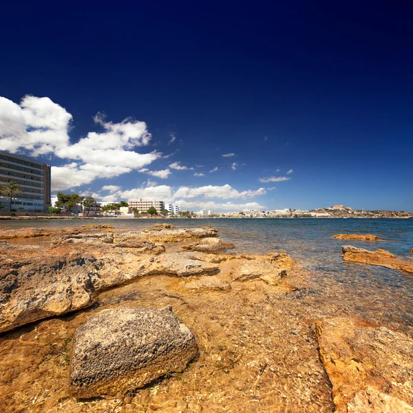 Spiaggia paradisiaca nell'isola di Ibiza con cielo blu — Foto Stock