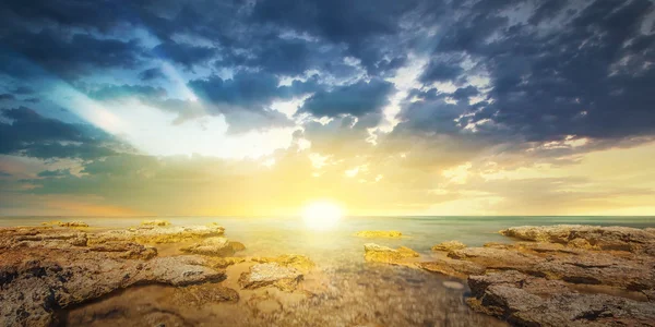 Sunset sky and tropical sea at dusk — Stock Photo, Image