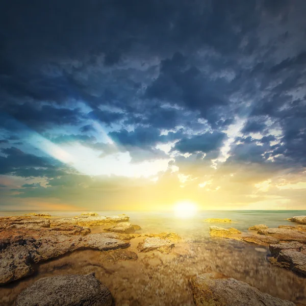 Sunset sky and tropical sea at dusk — Stock Photo, Image