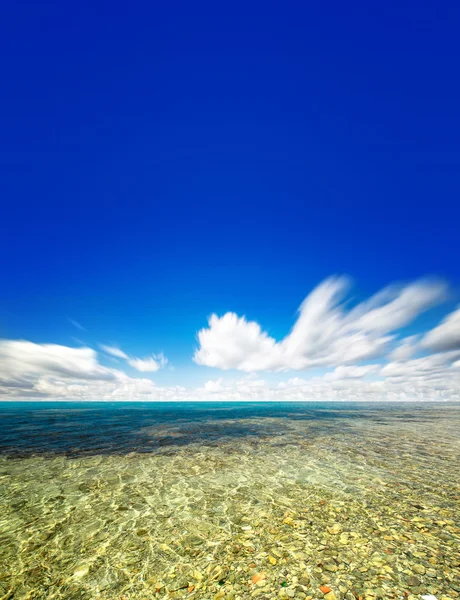Ідеальне небо і вода океану — стокове фото