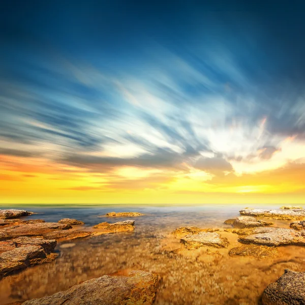 Sunset sky and tropical sea at dusk — Stock Photo, Image