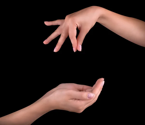 Frau hebt Gegenstand von Hand auf — Stockfoto