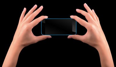 el ile boş ekran siyah akıllı telefon tutarak