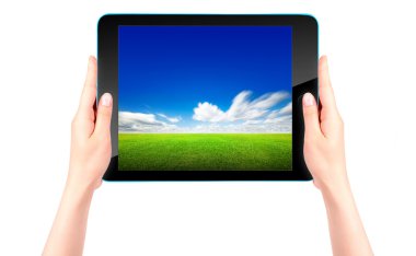 tablet bilgisayar mavi gökyüzü ve yeşil çimen
