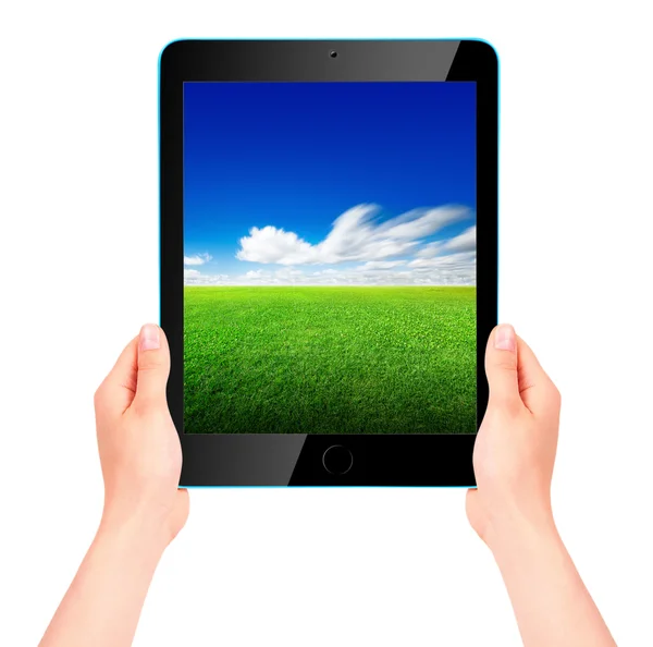 Tablet computador com céu azul e grama verde — Fotografia de Stock