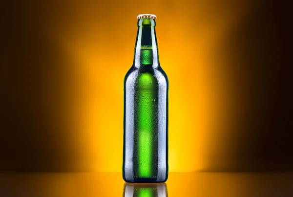 Islak bira şişesi açmak — Stok fotoğraf