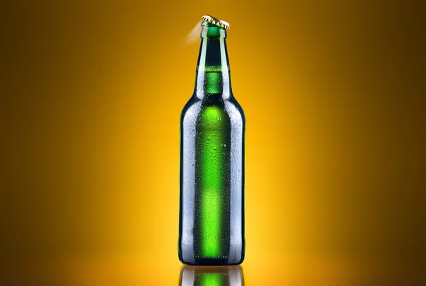 Offene nasse Bierflasche — Stockfoto