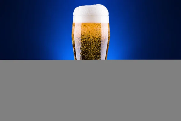 Orosená sklenice lehkého piva — Stock fotografie