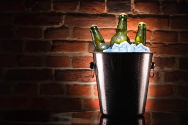 Bira şişeleri buz kovasında