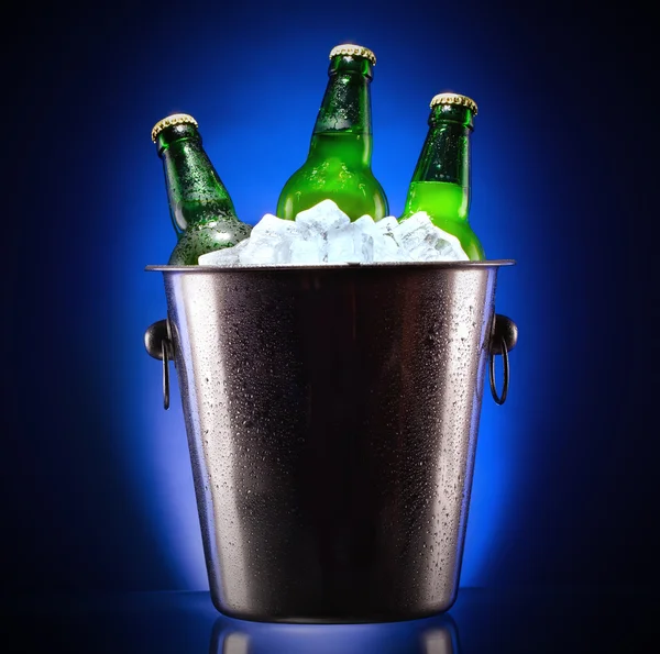 アイスバケツのビールボトル — ストック写真