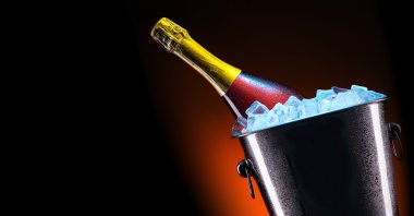 Şampanyayı buz kovasının içinde