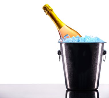 Şampanyayı buz kovasının içinde