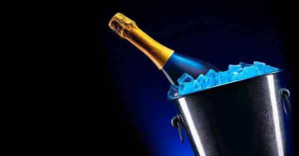 Bottiglia di champagne in secchio di ghiaccio — Foto Stock