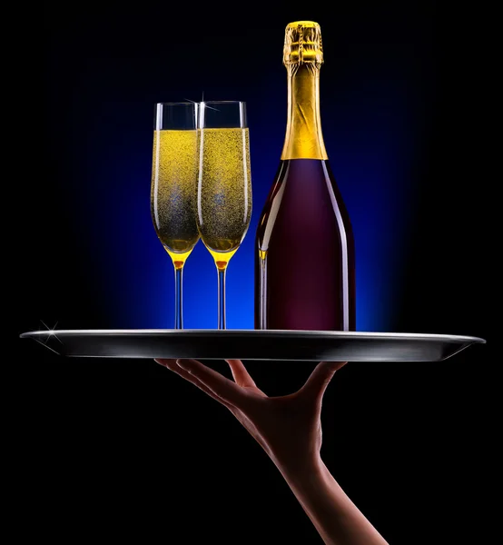 Mano del cameriere con champagne — Foto Stock