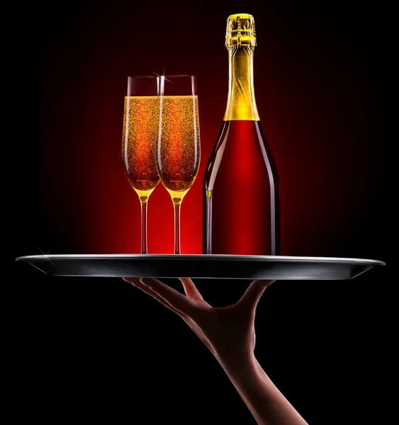 Mano del cameriere con champagne — Foto Stock