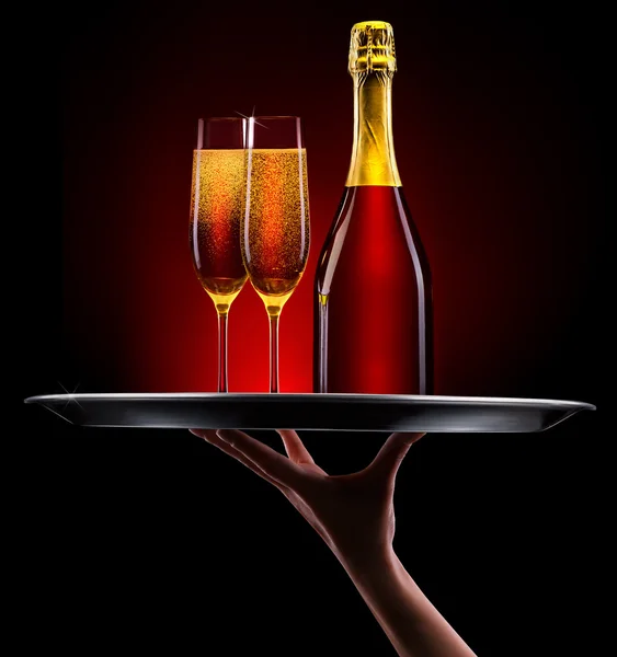 Pincér keze pezsgővel — Stock Fotó