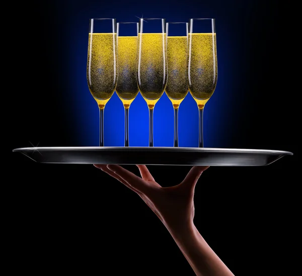 Mano del cameriere con champagne — Foto Stock